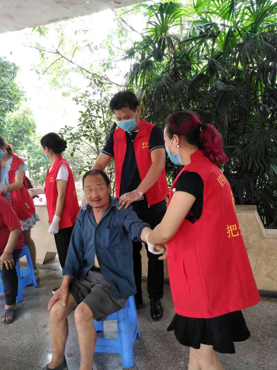 佳和星关爱敬老院老人现场