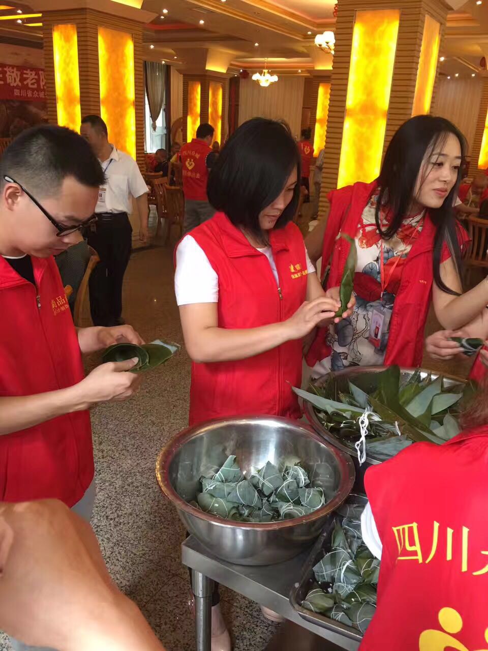 佳和星端午节问候、关爱敬老院老人现场