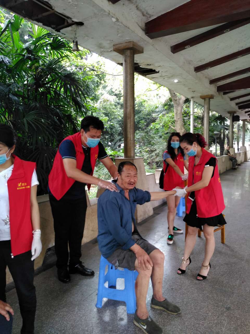 佳和星端午节问候、关爱敬老院老人现场