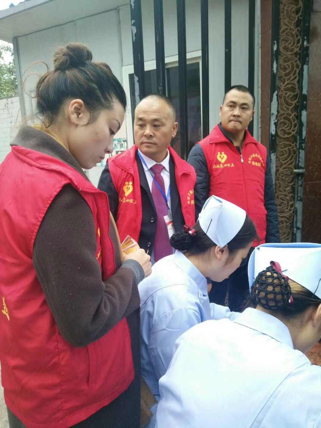 佳和星公益与医护人员免费关爱老人健康、体检